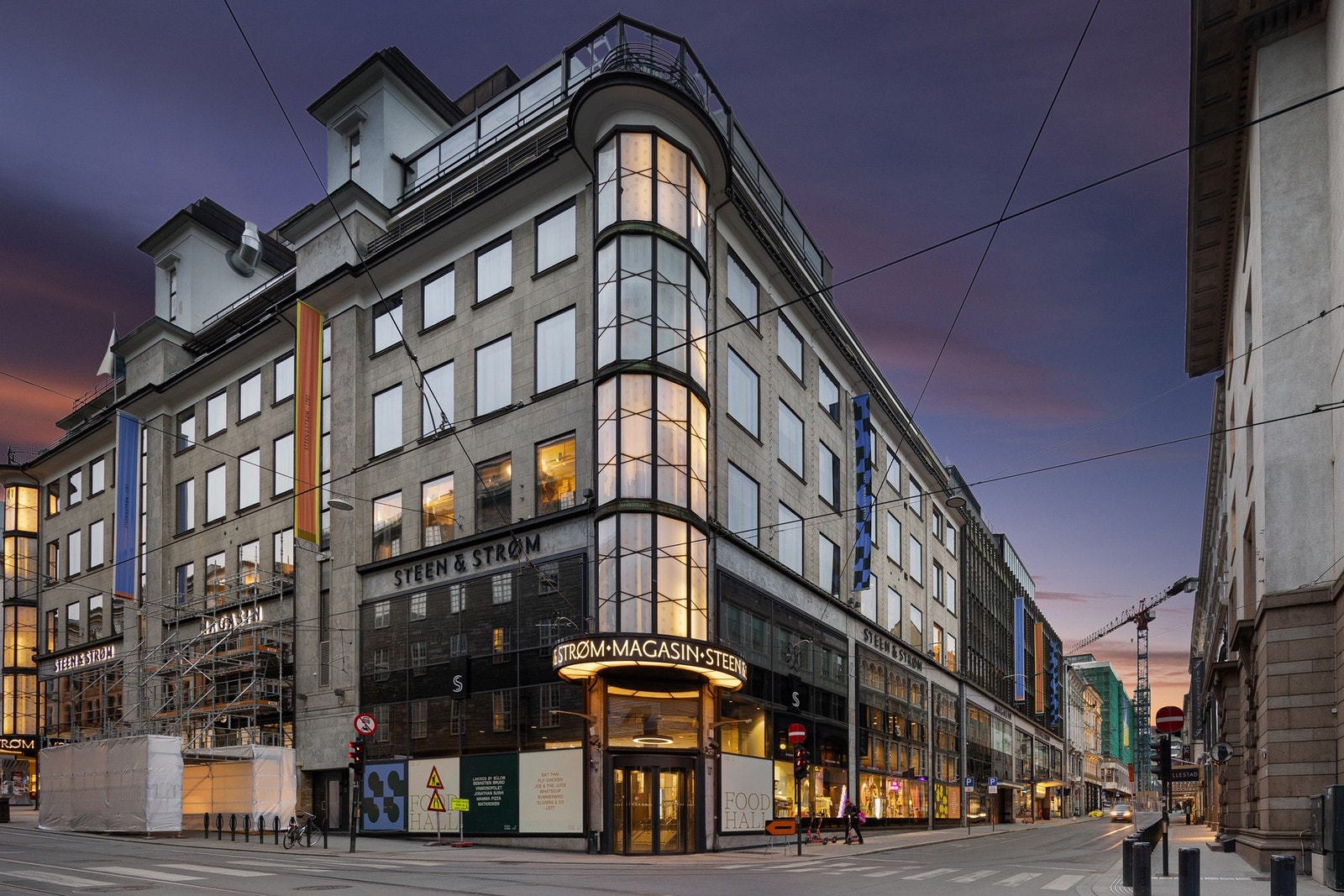 Karl Johan har et rikholdig utvalg av kaféer, restauranter, butikker, offentlig kommunikasjon mm. Galleribilde