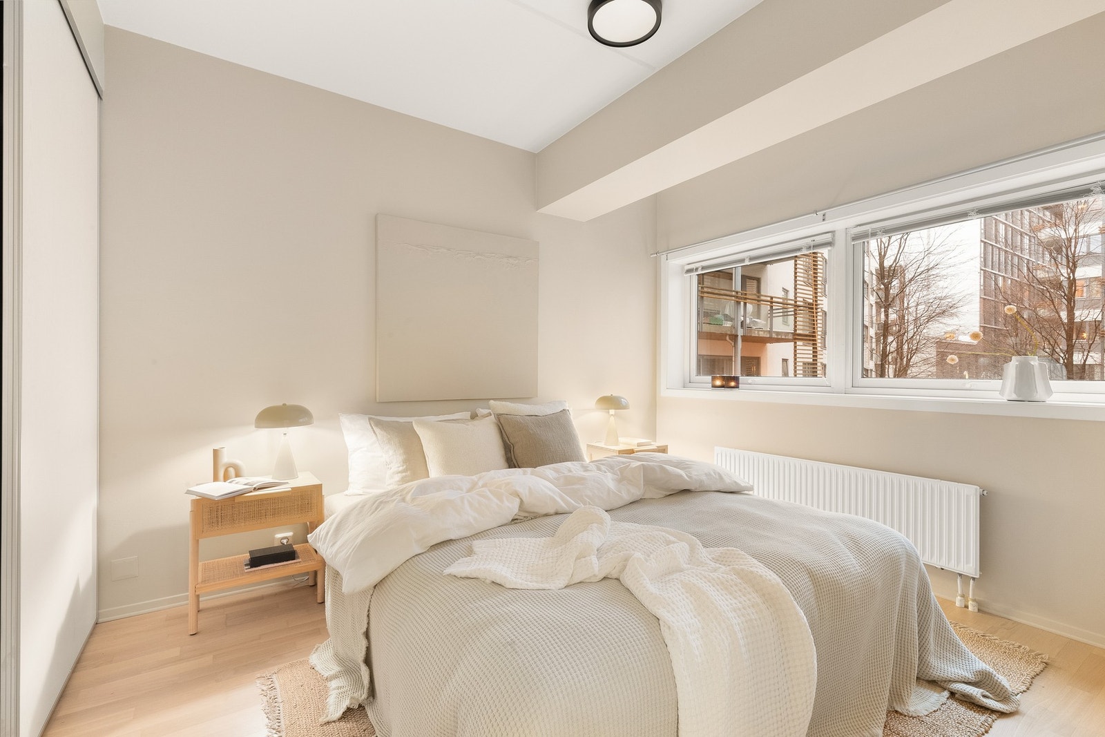 Her har du god plass til stor dobbeltseng, nattbord og annet ønsket møblement. Galleribilde