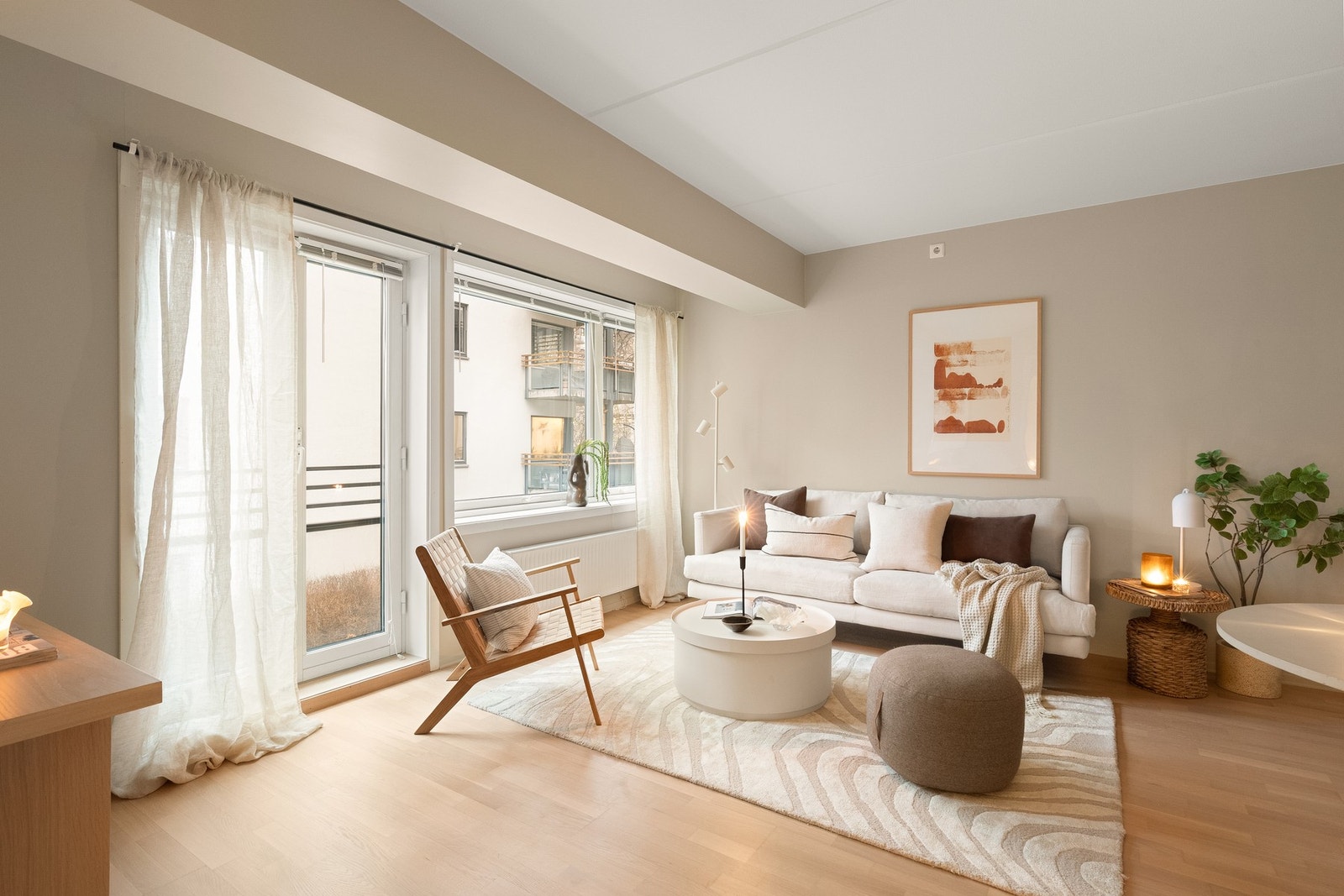 Fra stuen har du direkte tilgang til franskbalkong vendt mot skjermet indre gårdsrom. Galleribilde