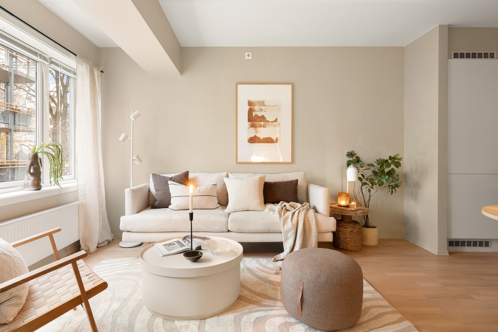 Stuen fremstår som delikat med nymalte overflater i 2024. Galleribilde