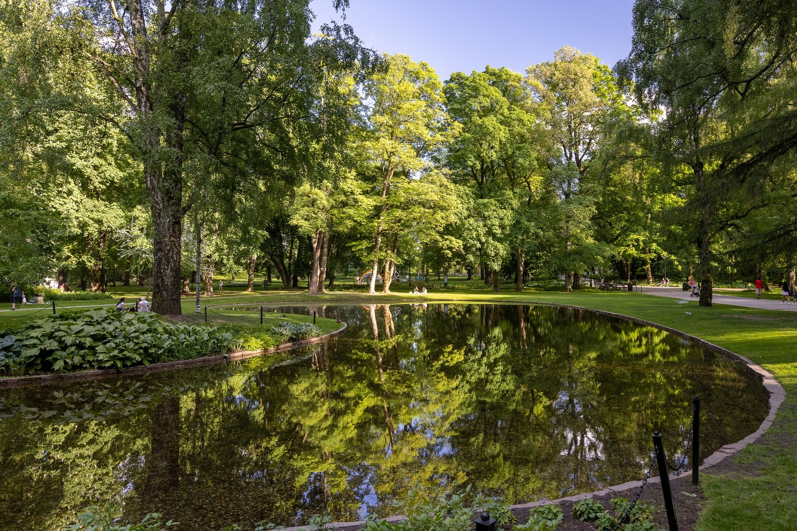 Idylliske Slottsparken kan by på flere hyggelige turstier, park områder og kunst. Galleribilde