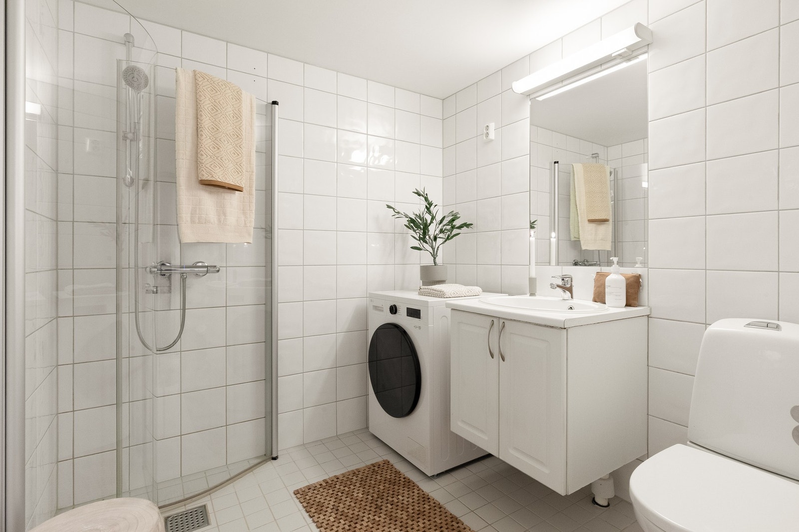 Innbydende og tidløst flislagt baderom fra 2003. Galleribilde