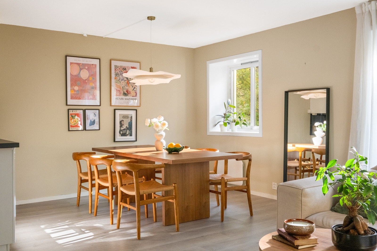 Det er plass til et romslig spisebord. Galleribilde