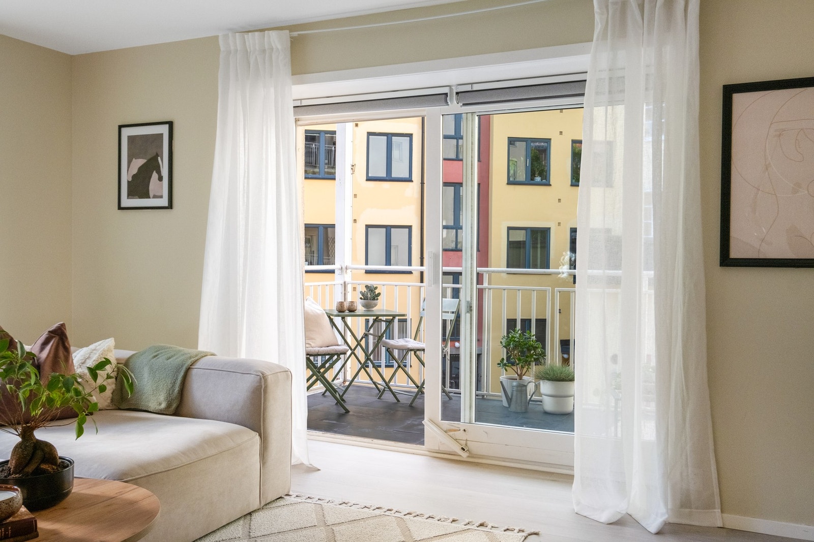 Fra stuen er det skyvedør med store glassfelt mot balkongen. Galleribilde