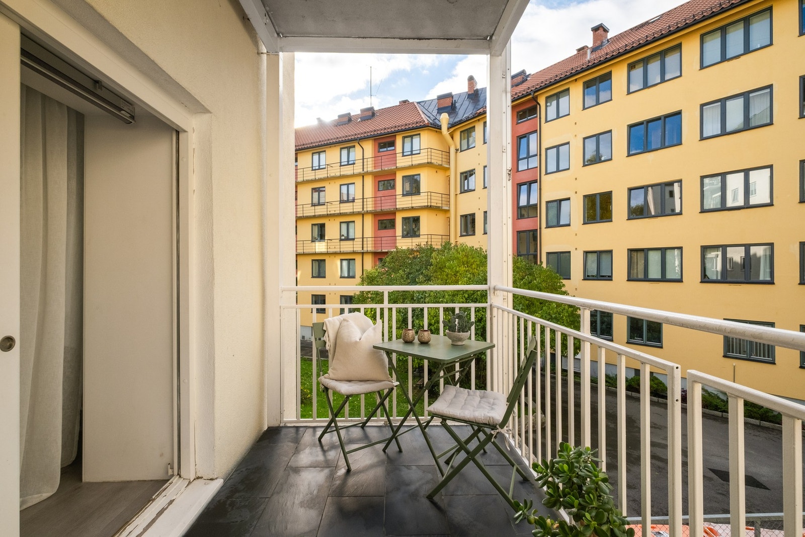 Balkongen fungerer fint som et ekstra rom i den varme årstiden. Galleribilde