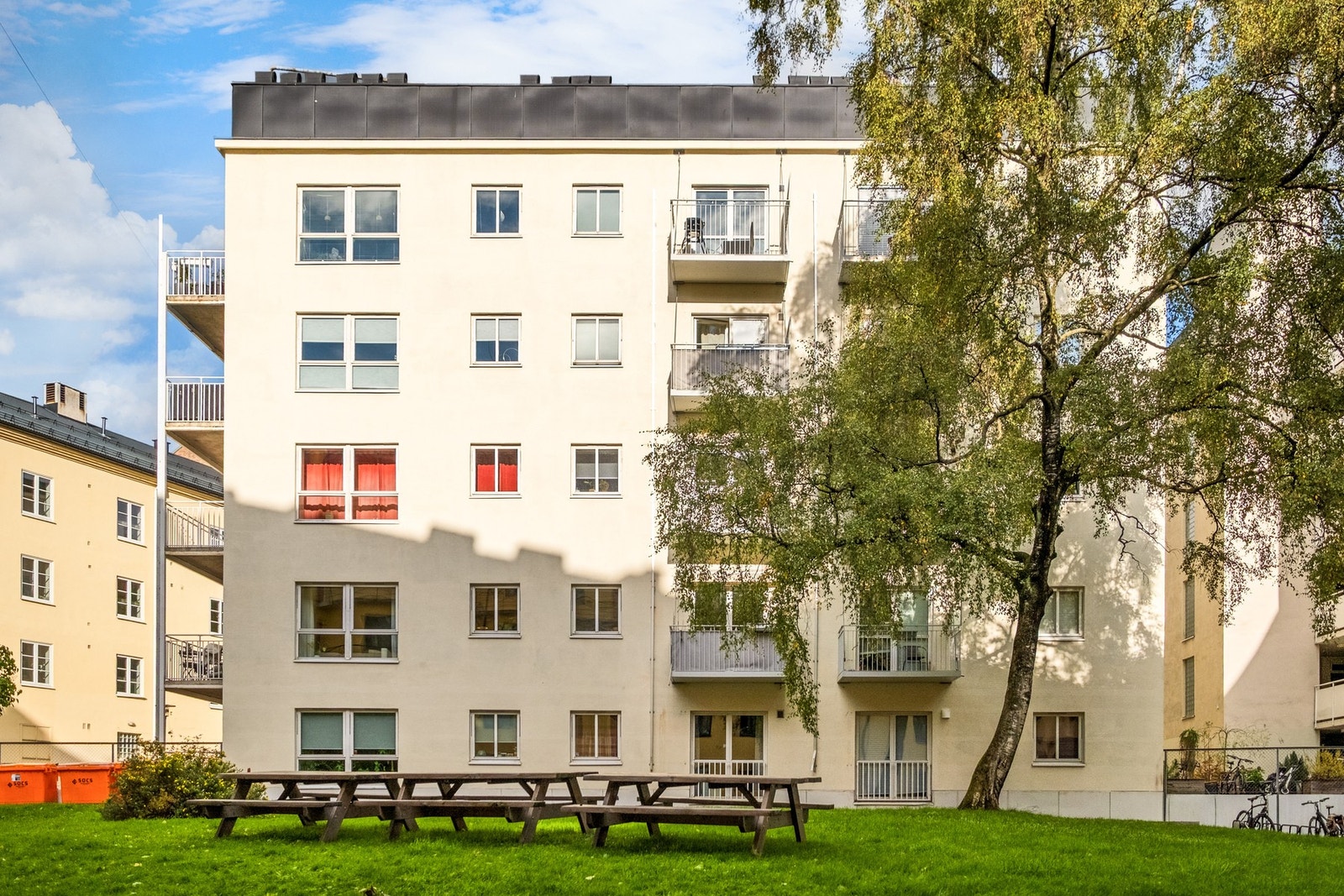 Det er nydelige grøntarealer rundt bygningen. Galleribilde