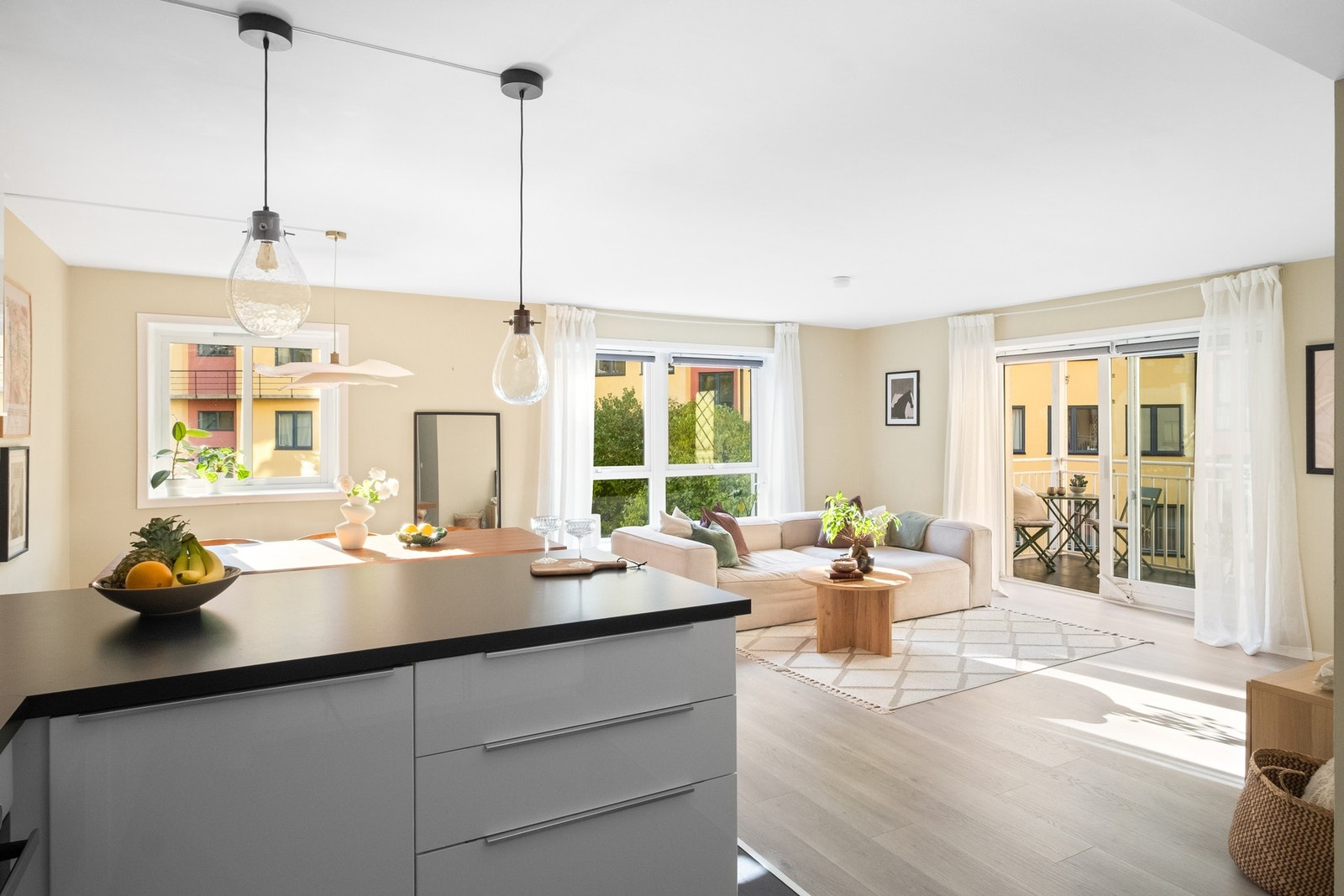 Store vindusflater slipper inn rikelig med naturlig dagslys. Galleribilde