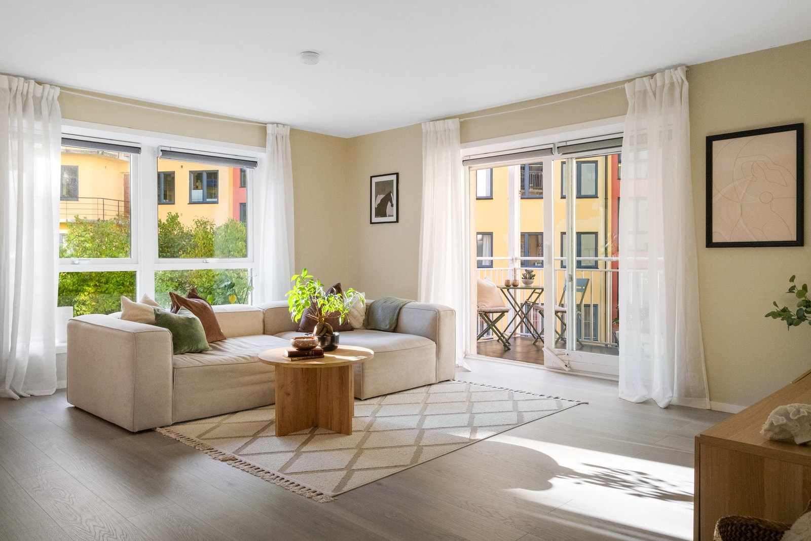 Stuen kan enkelt innredes med ulike soner for både egentid og sosialt samvær. Galleribilde