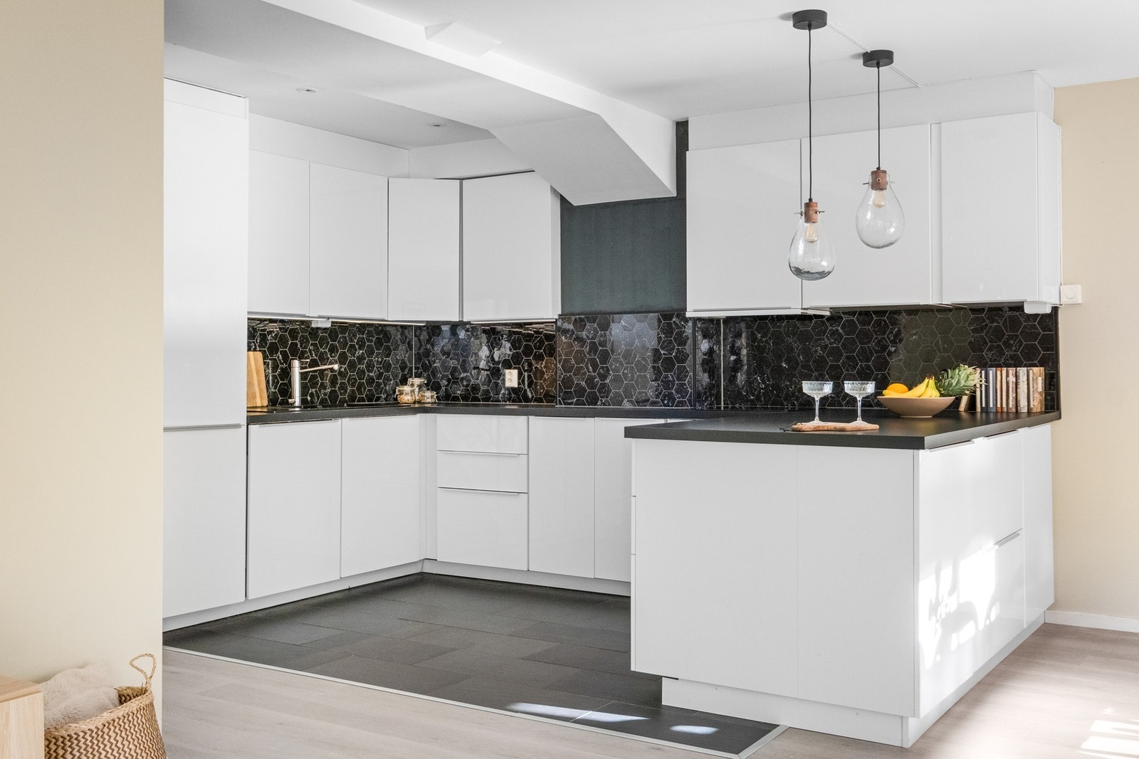 Den åpne løsningen gjør at kjøkkenet også fungerer som en sosial sone. Galleribilde