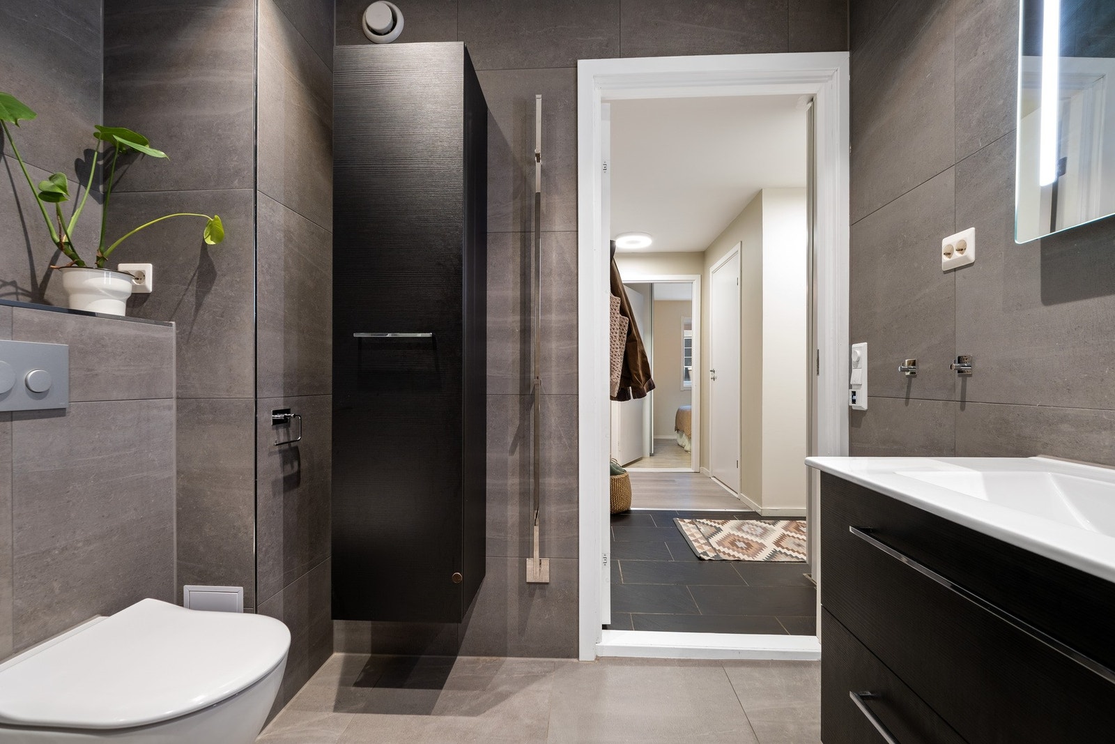 Lekre farger, gulvvarme og downlights skaper en fin stemning på badet. Galleribilde