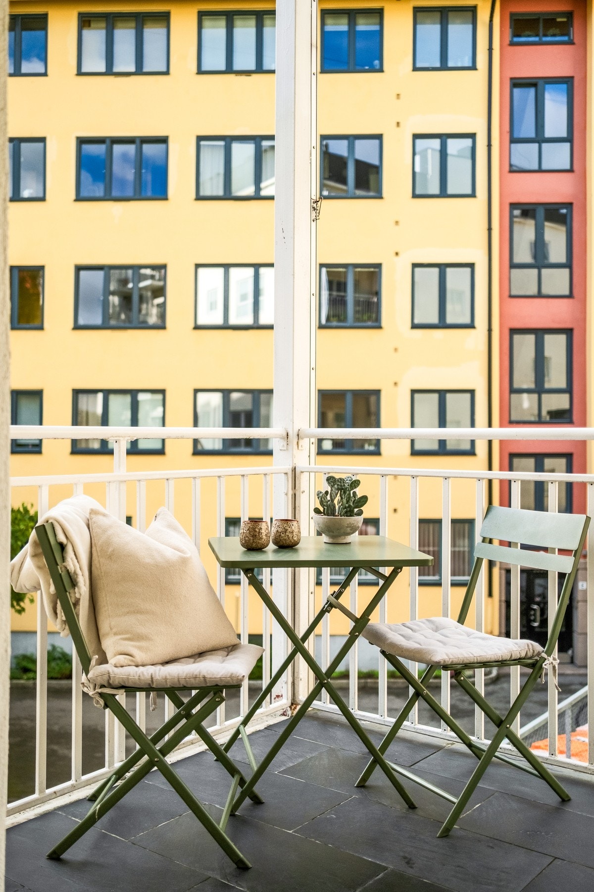 Balkongen skaper en flott overgang mellom innvendige arealer og naturen utenfor. Galleribilde