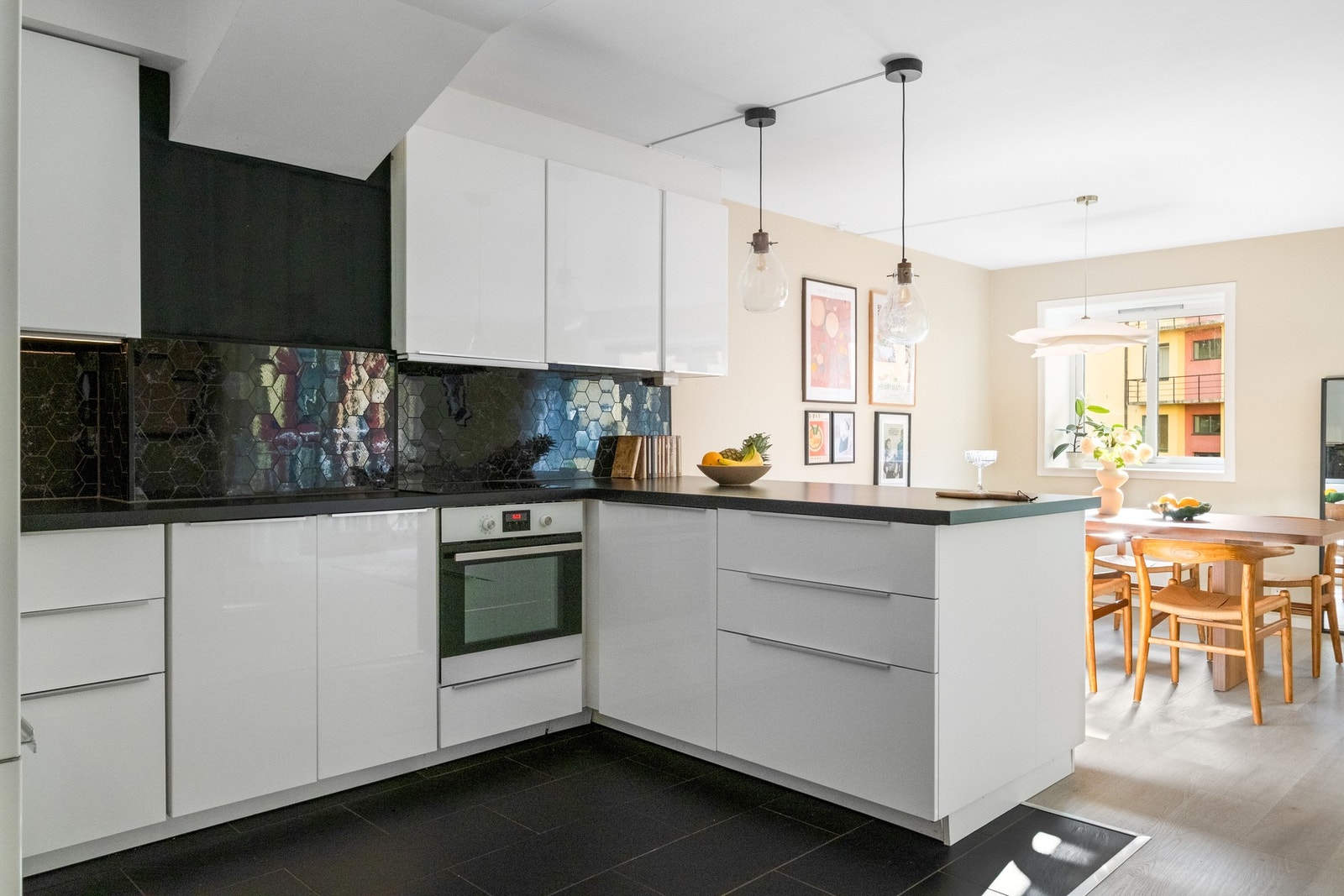 Kjøkkenet har god arbeidsplass og rikelig med oppbevaring. Galleribilde