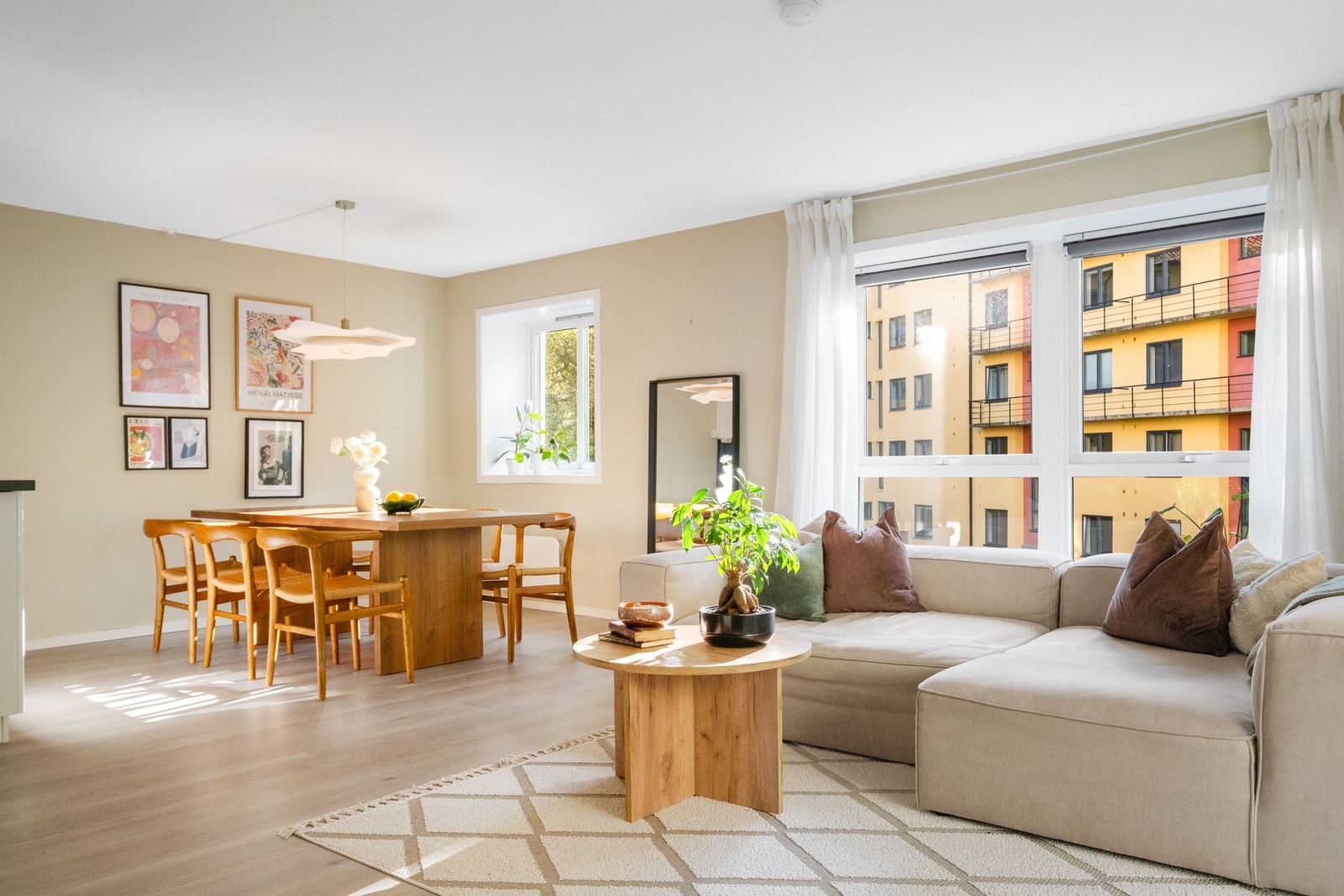 Boligen ligger på hjørnet av bygningen og har gode lysforhold. Galleribilde