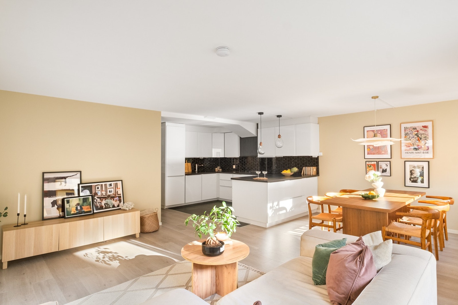 Boligen har en stor og åpen sosial sone. Galleribilde