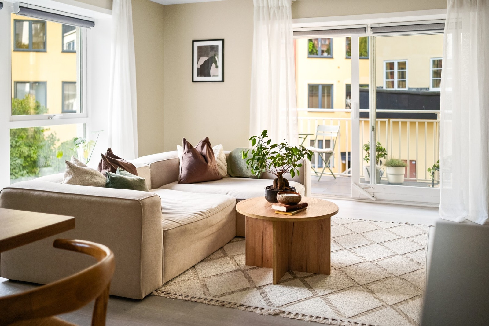 Stuen har en herlig og åpen romfølelse. Galleribilde