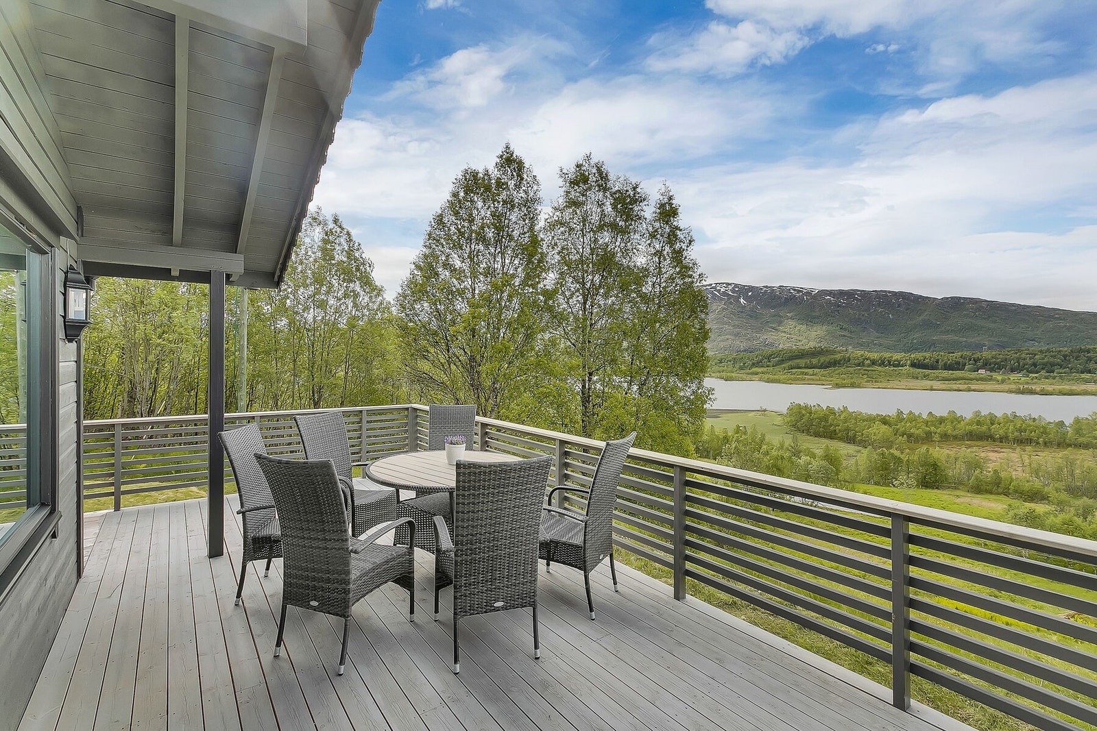 Praktfull utsikt fra terrassen Galleribilde