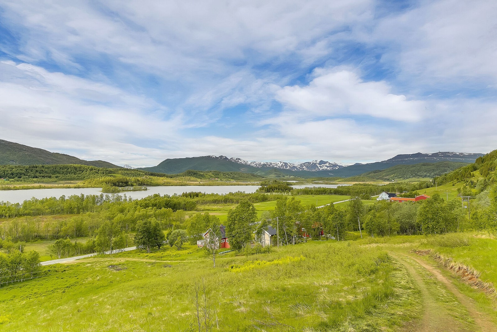 Kjørevei helt frem til hytta Galleribilde