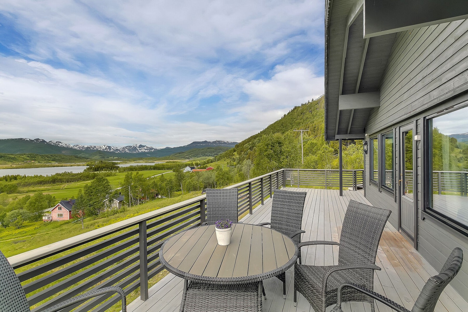 Praktfull utsikt fra den solrike terrassen Galleribilde