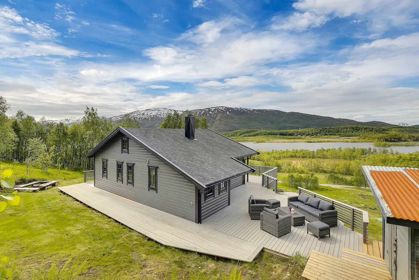 Store terrasseområder rundt hytta Galleribilde
