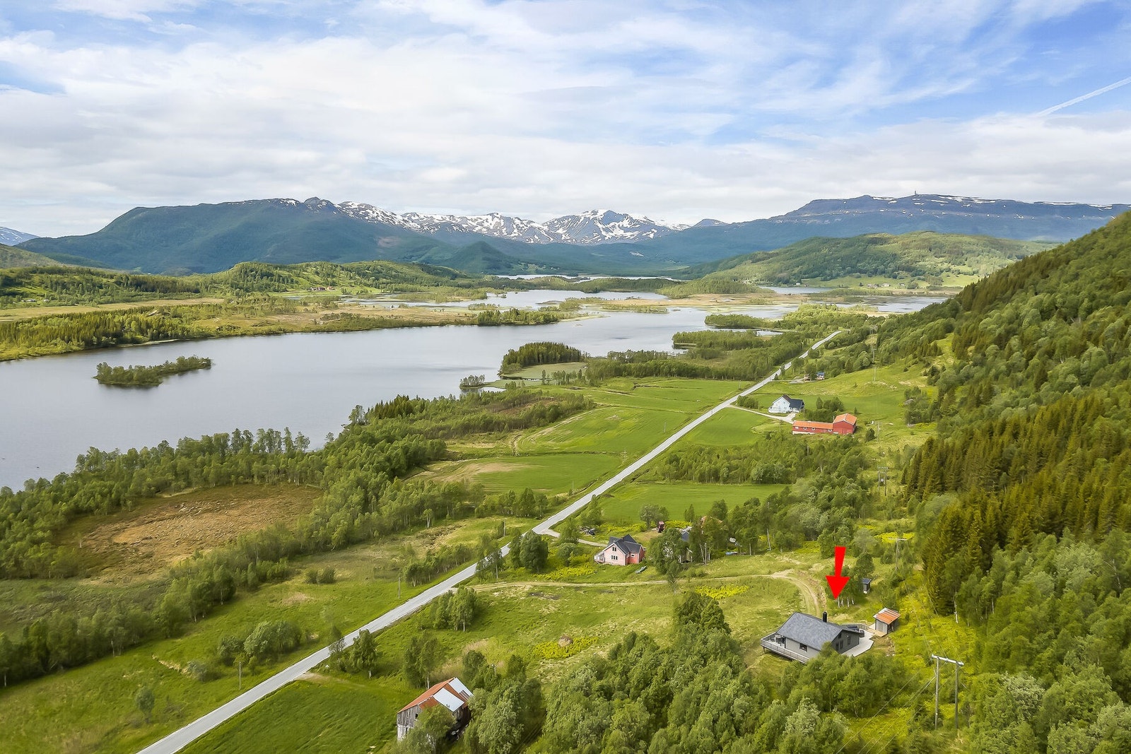 Sommerstemning i Melkedalen. Eiendommen ligger i landlige og naturskjønne omgivelser. Et perfekt utgangspunkt for friluftsliv. Grunnvannet som ligger like nedenfor har god ørretbestand. Båt ved vannet kan medfølge etter nærmere avtale. Galleribilde