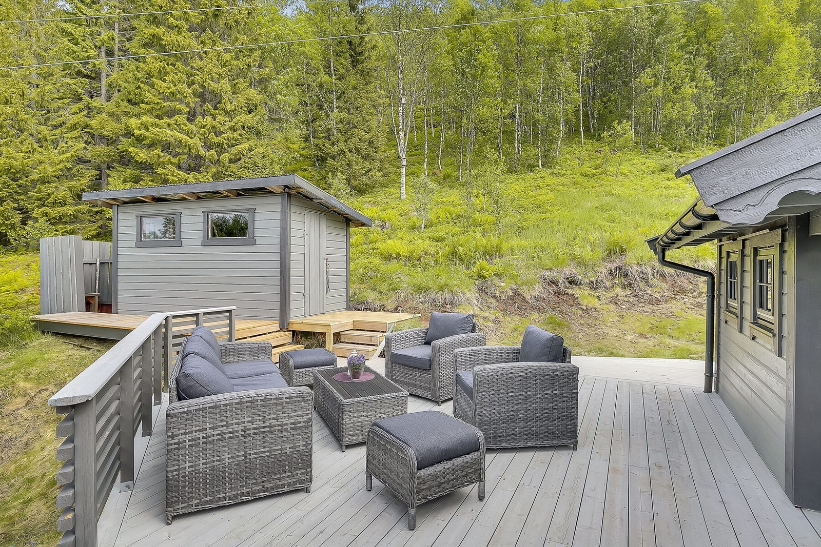 Eiendommen grenser mot skog og mark Galleribilde