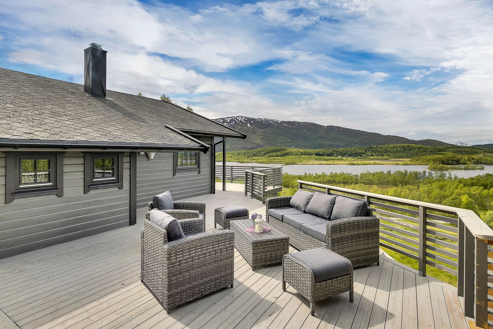 Praktfull utsikt og gode solforhold på terrassen Galleribilde