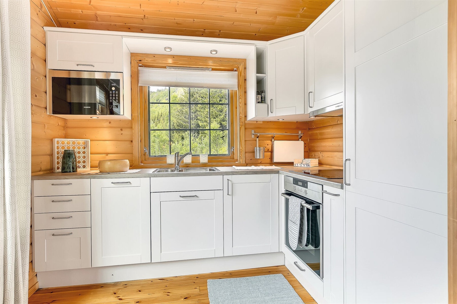 Tidløst kjøkken og praktisk kjøkken med integrerte hvitevarer. Galleribilde