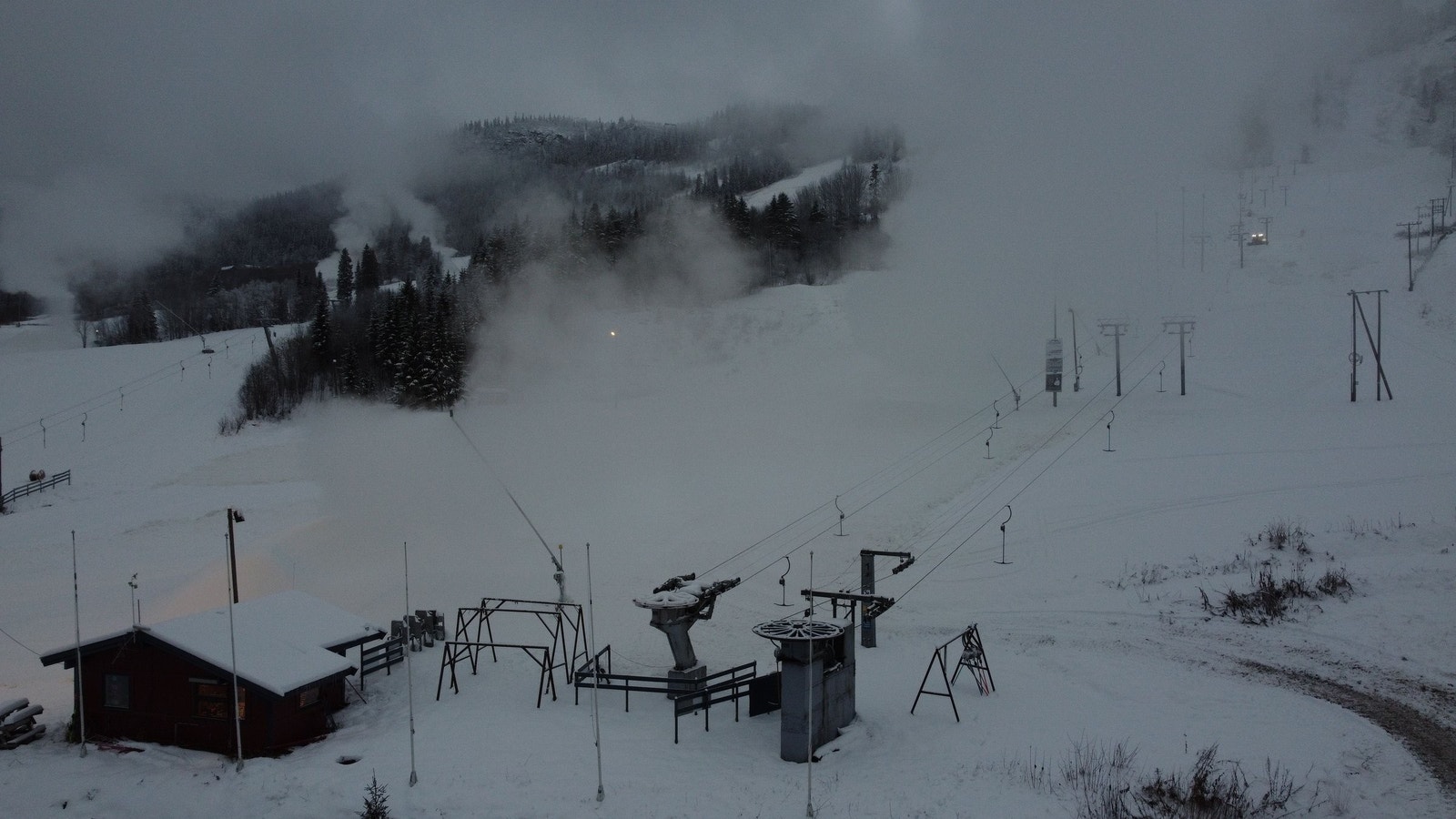 Snøkanonene går i alpinbakken Galleribilde