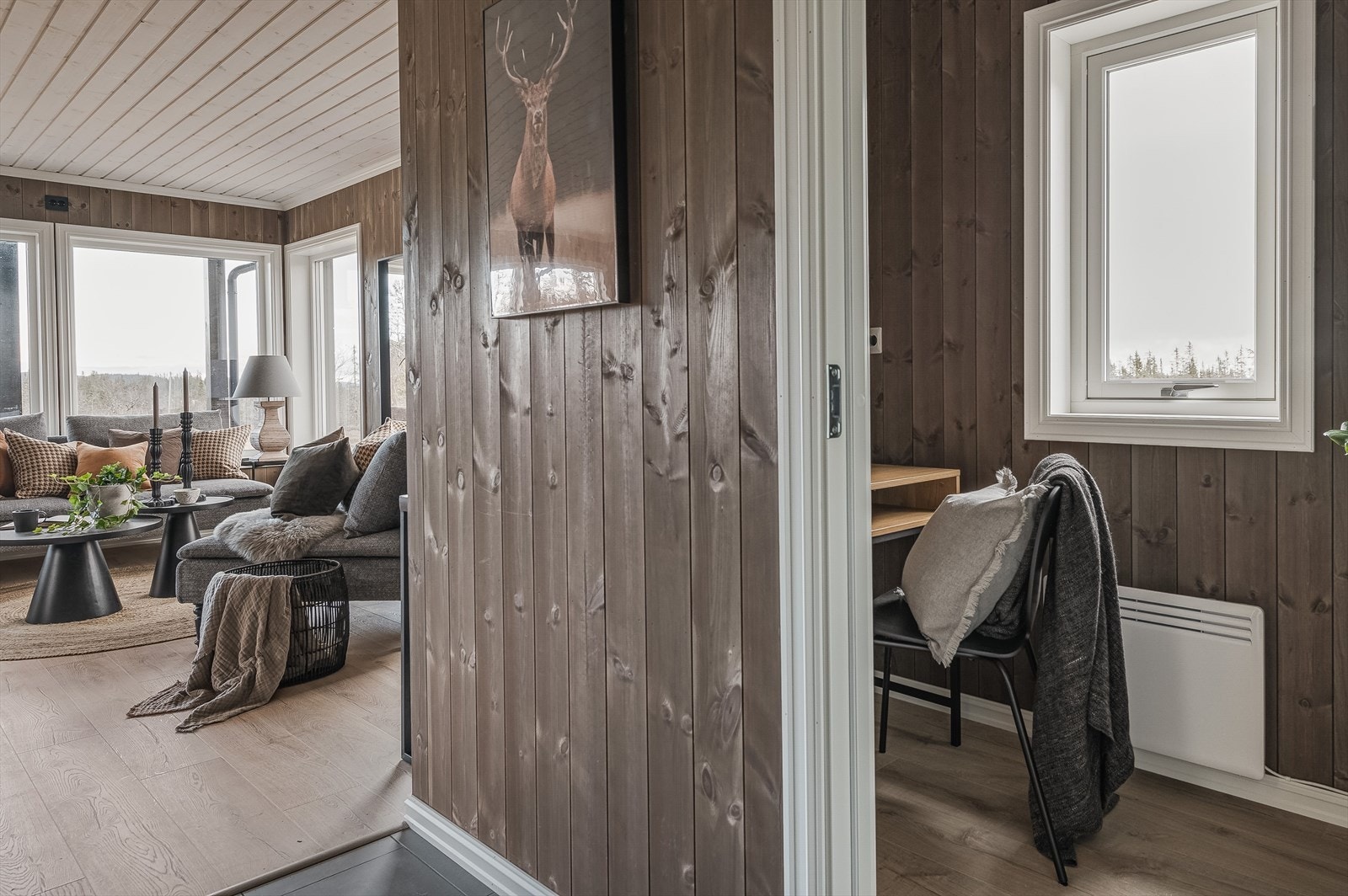 Det er også et mindre rom som gjerne kan brukes til f.eks. kontor om en ønsker å jobbe litt fra hytta. Galleribilde