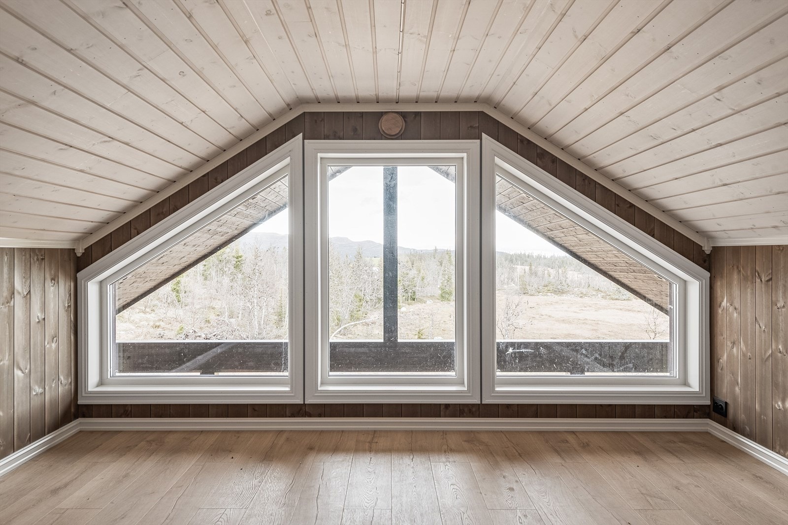 Dette kan bli et hyggelig oppholdsrom for barn og unge om noen ønsker å se på Tv, lese en spennende bok, eller leke litt. Galleribilde