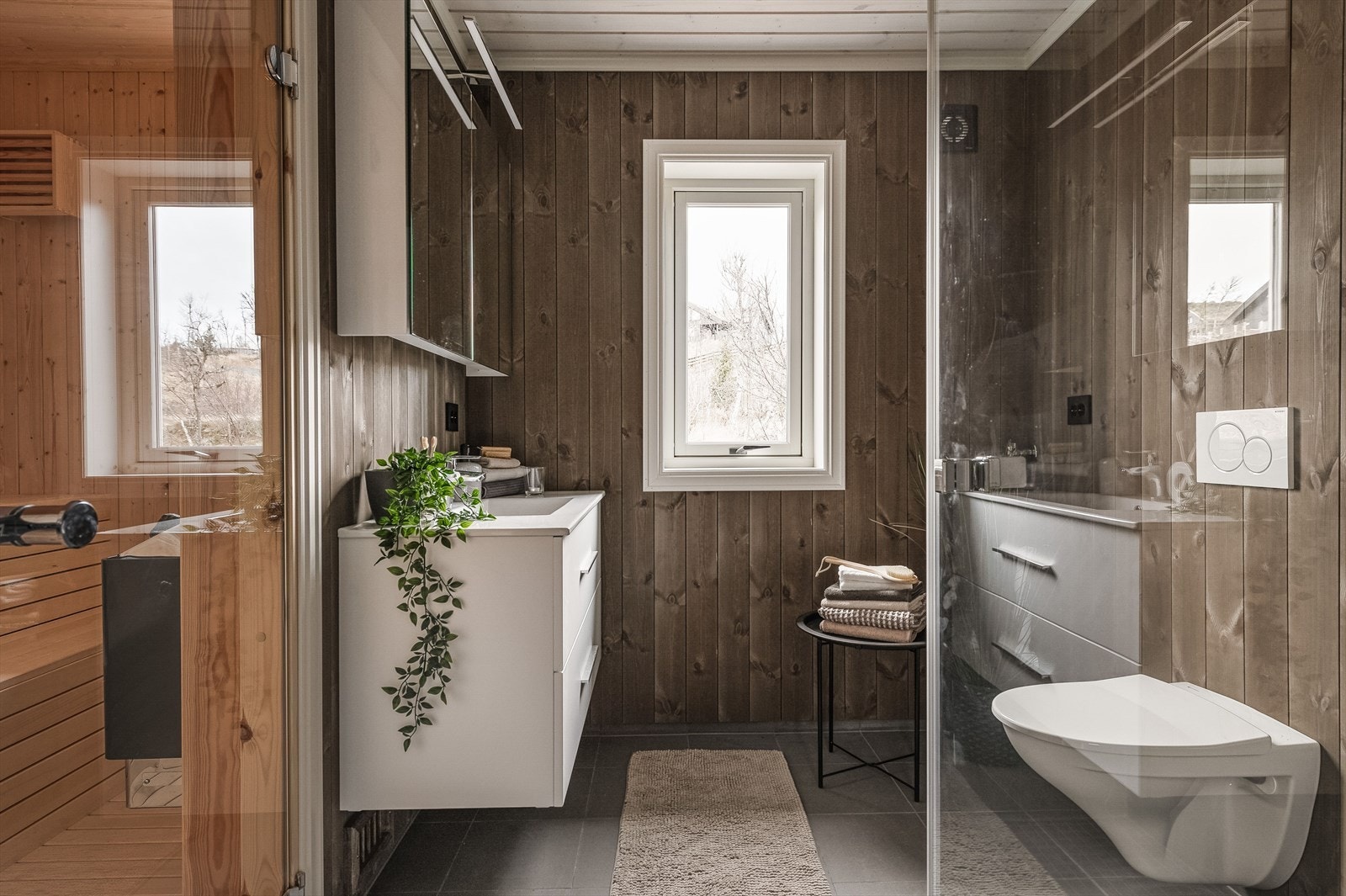 Hytta har et delikat bad med flislagt gulv og varmekabler. På badet er det nedsenket dusjsone med mosaikkflis på gulv, flislagte vegger og glassdører. Vegghengt toalett med innebygd sisterne. Elektrisk vifte i yttervegg. Galleribilde