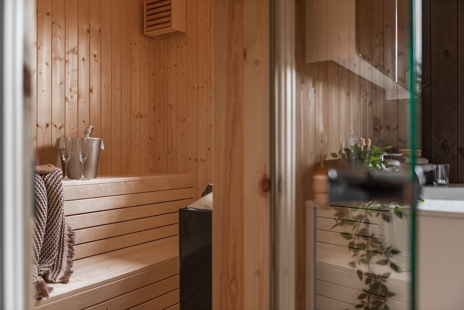 Fra badet er det glassdør til badstue med plassbygde benker og ovn - et herlig sted å avslutte en lang skitur i områdets fantastiske løypenett. Galleribilde