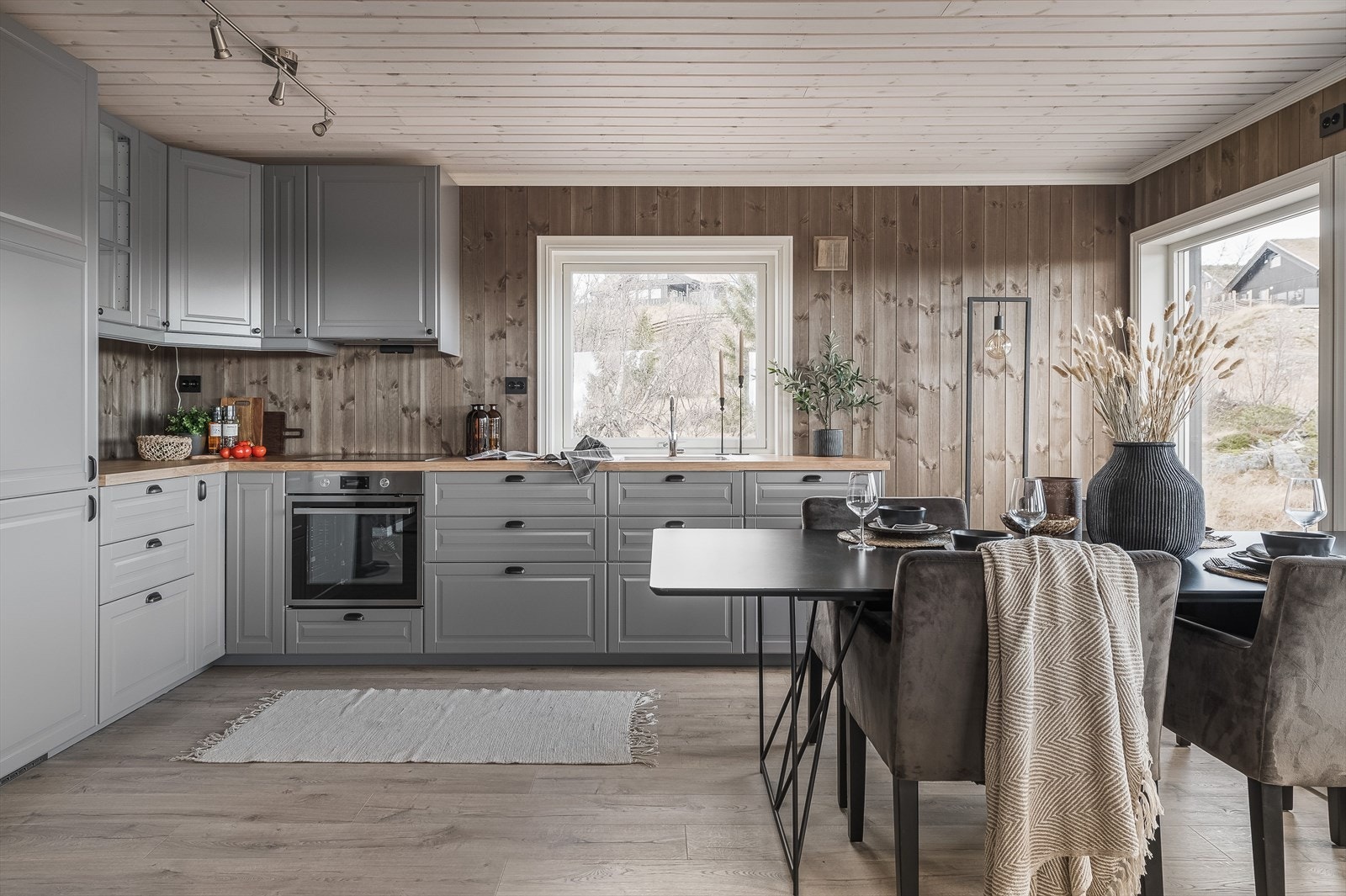 Innredningen har store, praktiske skuffer, pene overskap, hvorav to med glassdører. Galleribilde