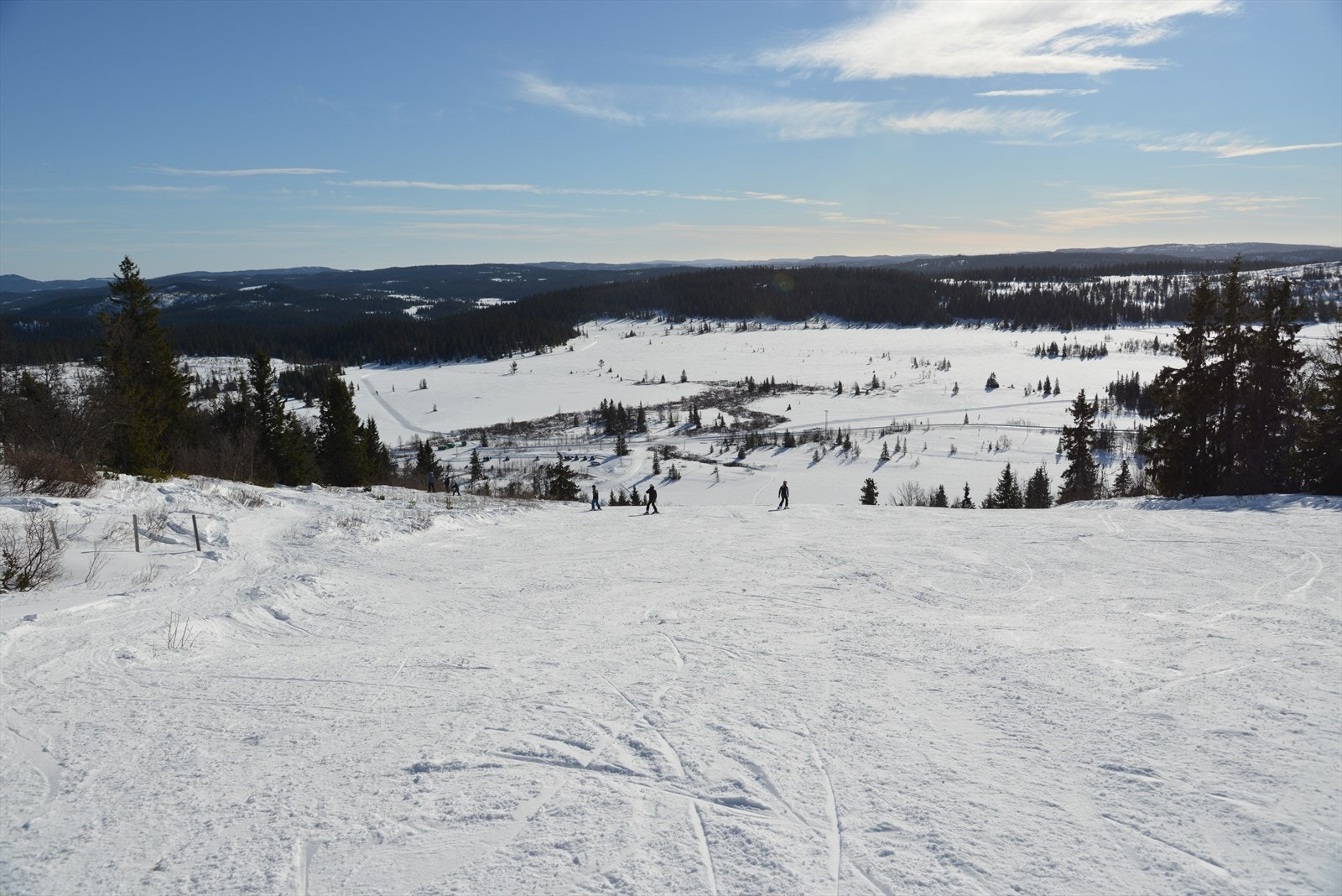 Fjellgården ligger ca. 900 m.o.h. og er et flott utgangspunkt for turer, fiske og bading. Gamlestølen har ridning med hester og ponnier, kjerrekjøring, utleie av kano m.m. (Selgers foto) Galleribilde