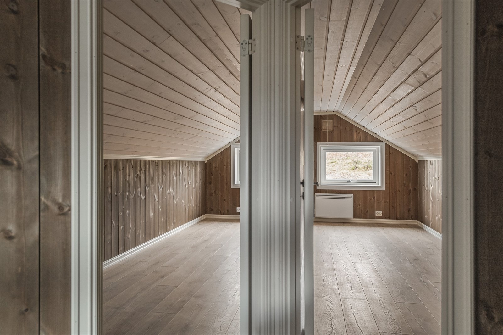 Alle rommene på hemsen har sjarmerende skråtak. Galleribilde