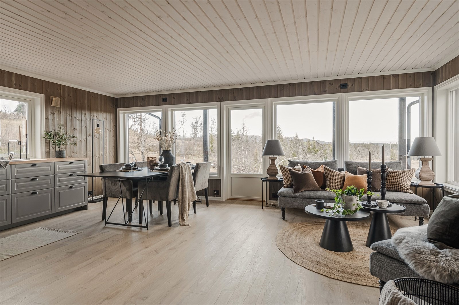 Fra stua er det åpent inn til kjøkken med lys og hyggelig spiseplass. Galleribilde