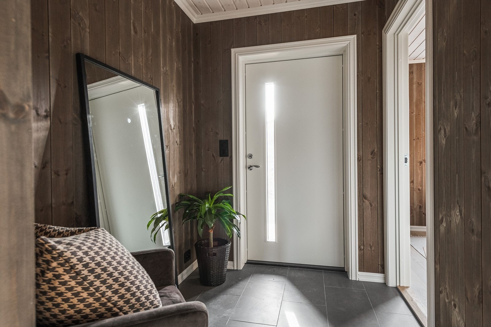 Hyttas entré og gang er åpne og romslige med god garderobeplass. Galleribilde