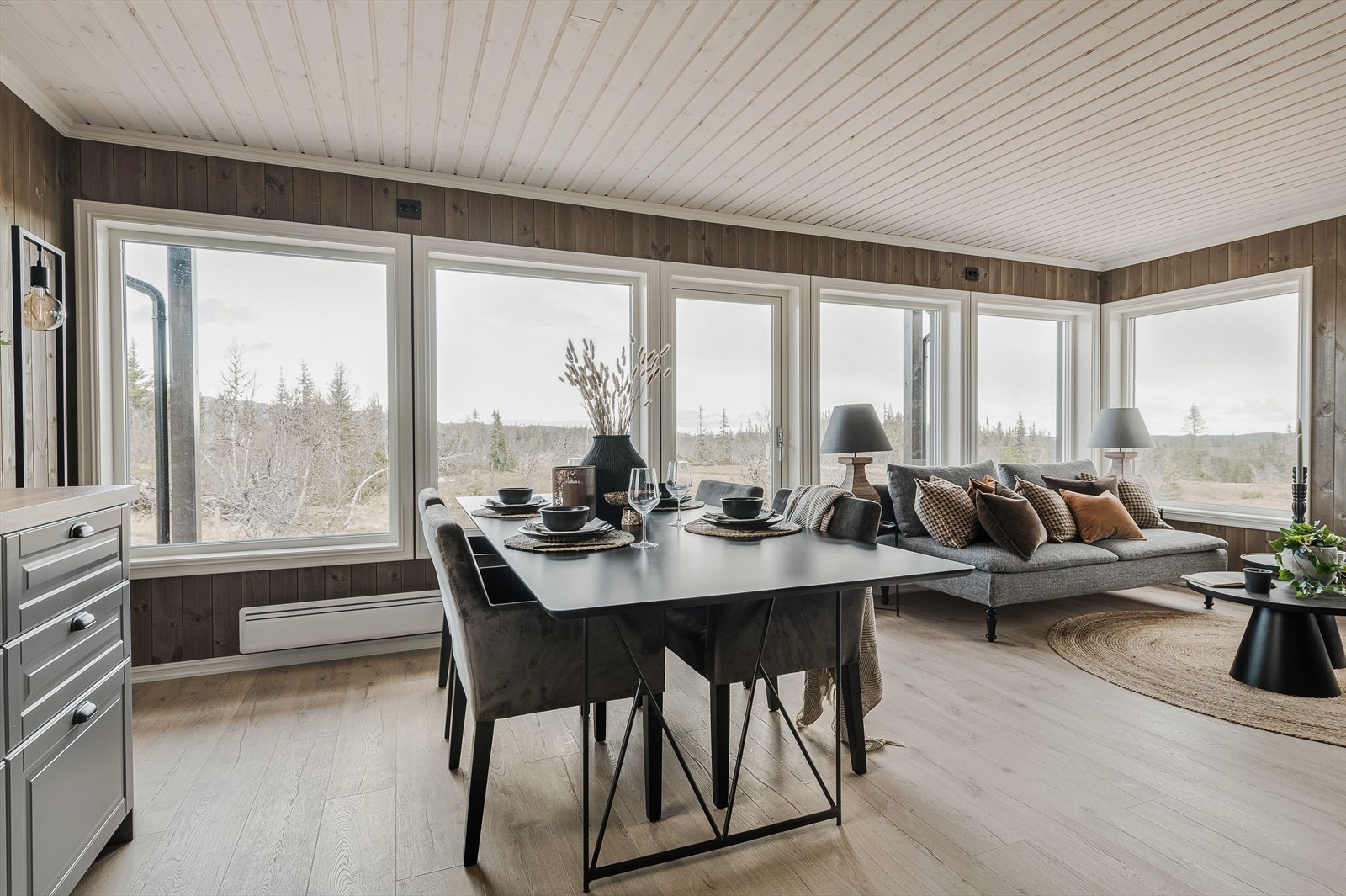 I hytta er det 1-stav lys eik på alle gulv, bortsett fra på bad, i entré og gang, hvor det er pene, flislagte gulv med varmekabler. Galleribilde