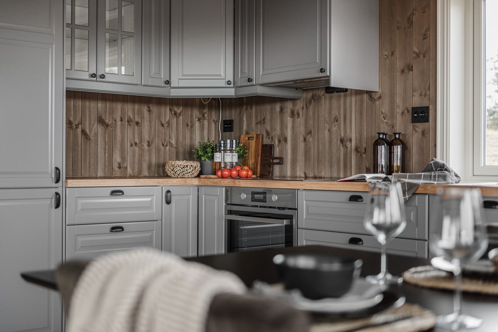 Integrerte hvitevare som koketopp, stekeovn, oppvaskmaskin, kjøl/frys-skap og avtrekksvifte. Galleribilde