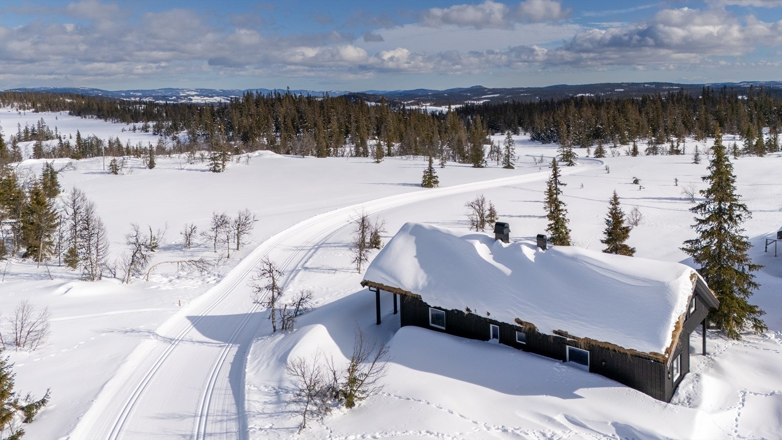 Denne lekre, nyoppførte hytta ligger åpent og solrikt til ca. 920 m.o.h. i et populært hytteområde ved Gamlestølen. Galleribilde