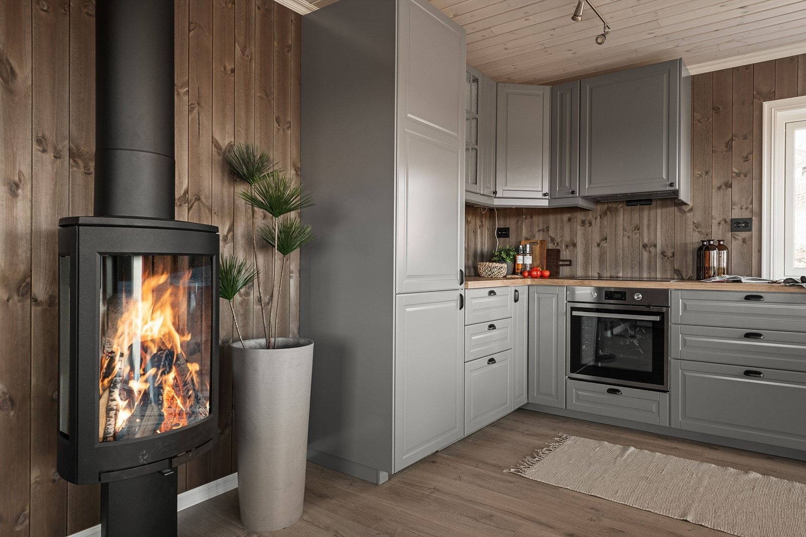 Kjøkkenet har lekker innredning fra Ikea, modell " grå Bodbyn". Galleribilde