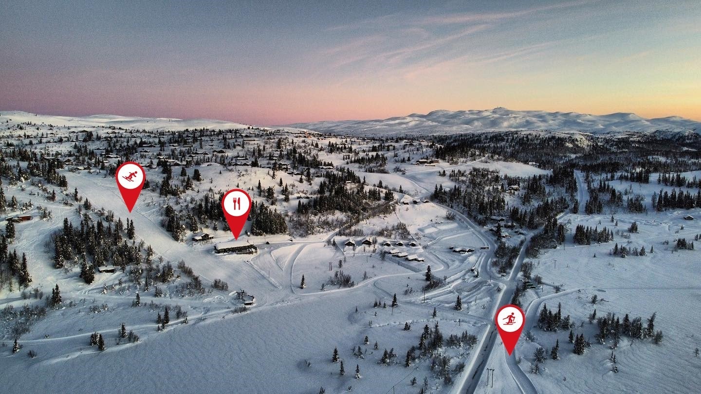 Om noen ønsker å kjøre slalåm er det om lag 7 minutters kjøring til Gamlestølen, hvor en finner Jomfruslettfjellheisen og en barnevennlig slalåmbakke. Her finner man et 600 m langt skitrekk med tre nedfarter. (Selgers foto) Galleribilde