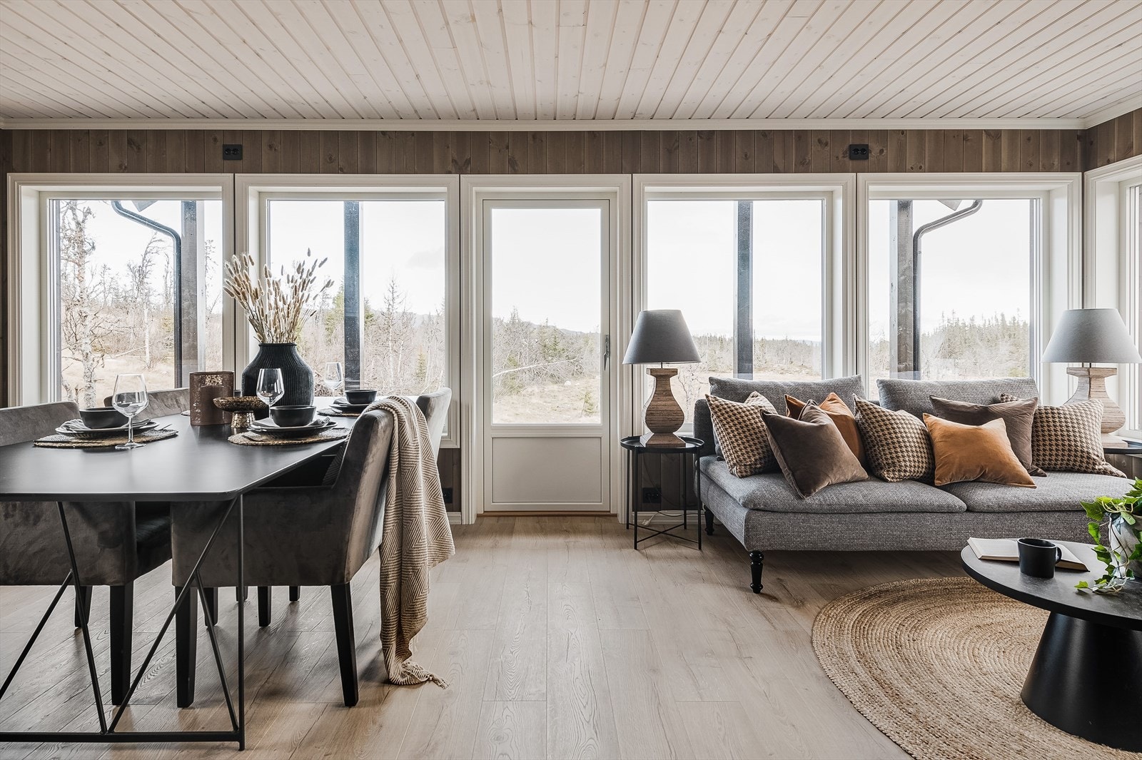 Her er det sosialt, åpent, lys og hyggelig med nydelig utsikt til naturen rundt. Galleribilde