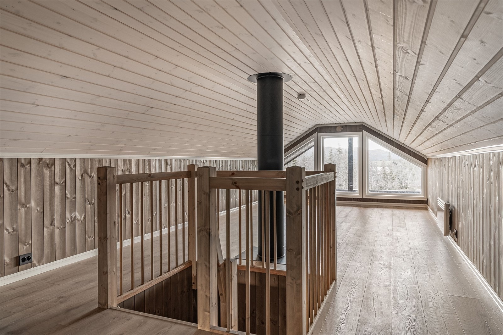 På hemsen er det tre disponible rom, hvorav et stort, lyst og hyggelig rom med flotte vinduer. Galleribilde