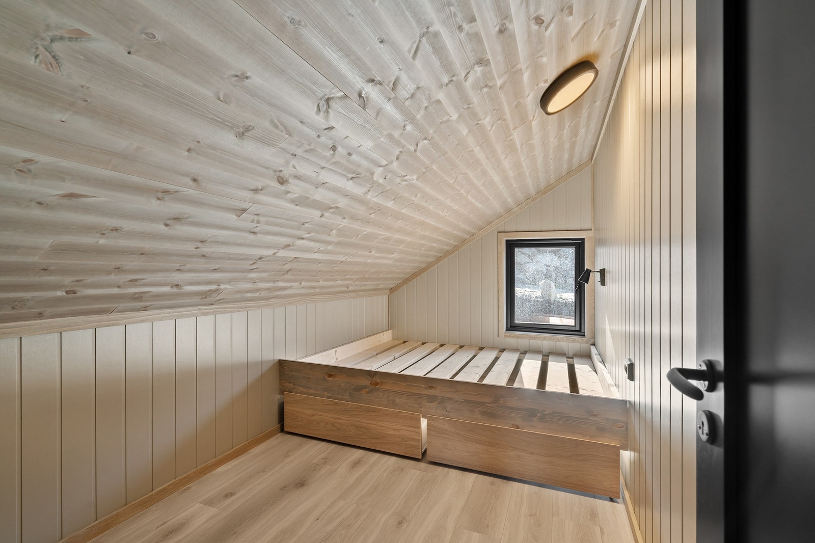 Det er to soverom i loftsetasjen. Her er det avbildet plassbygd seng på 180 cm. Galleribilde