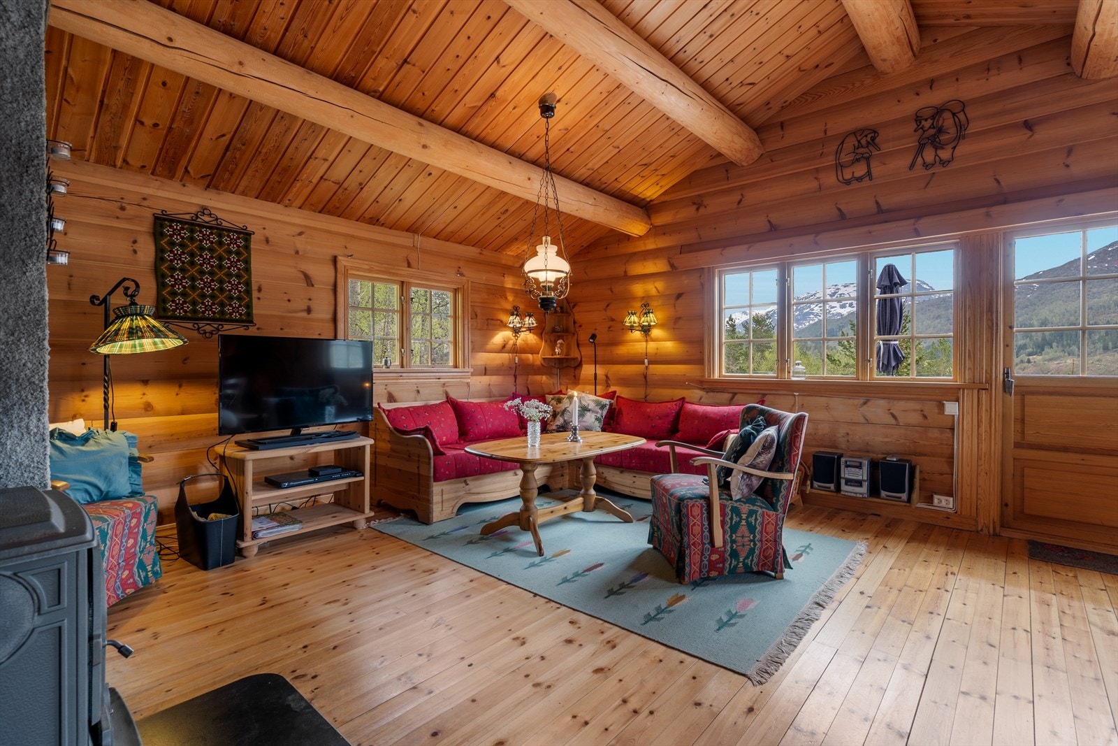 Stue med åpen himling og solide dragere som gir en luftig romfølelse Galleribilde