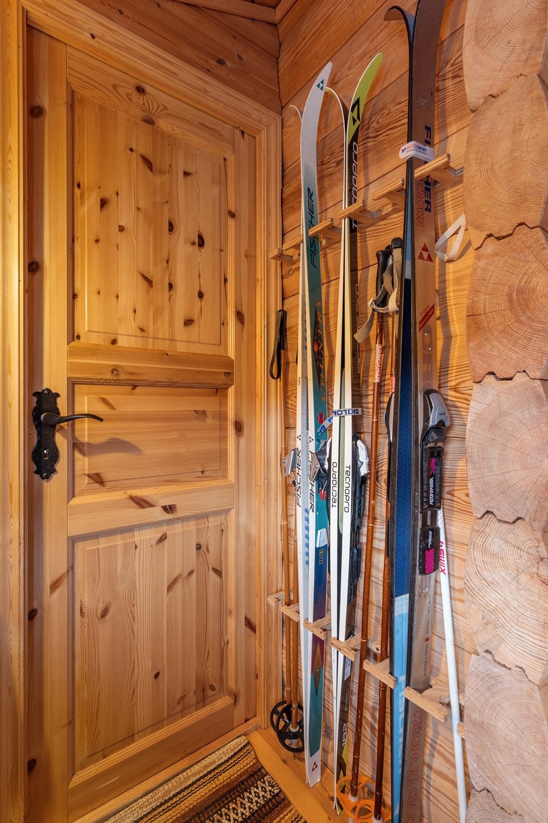 Praktisk og plassbesparende skistativ Galleribilde