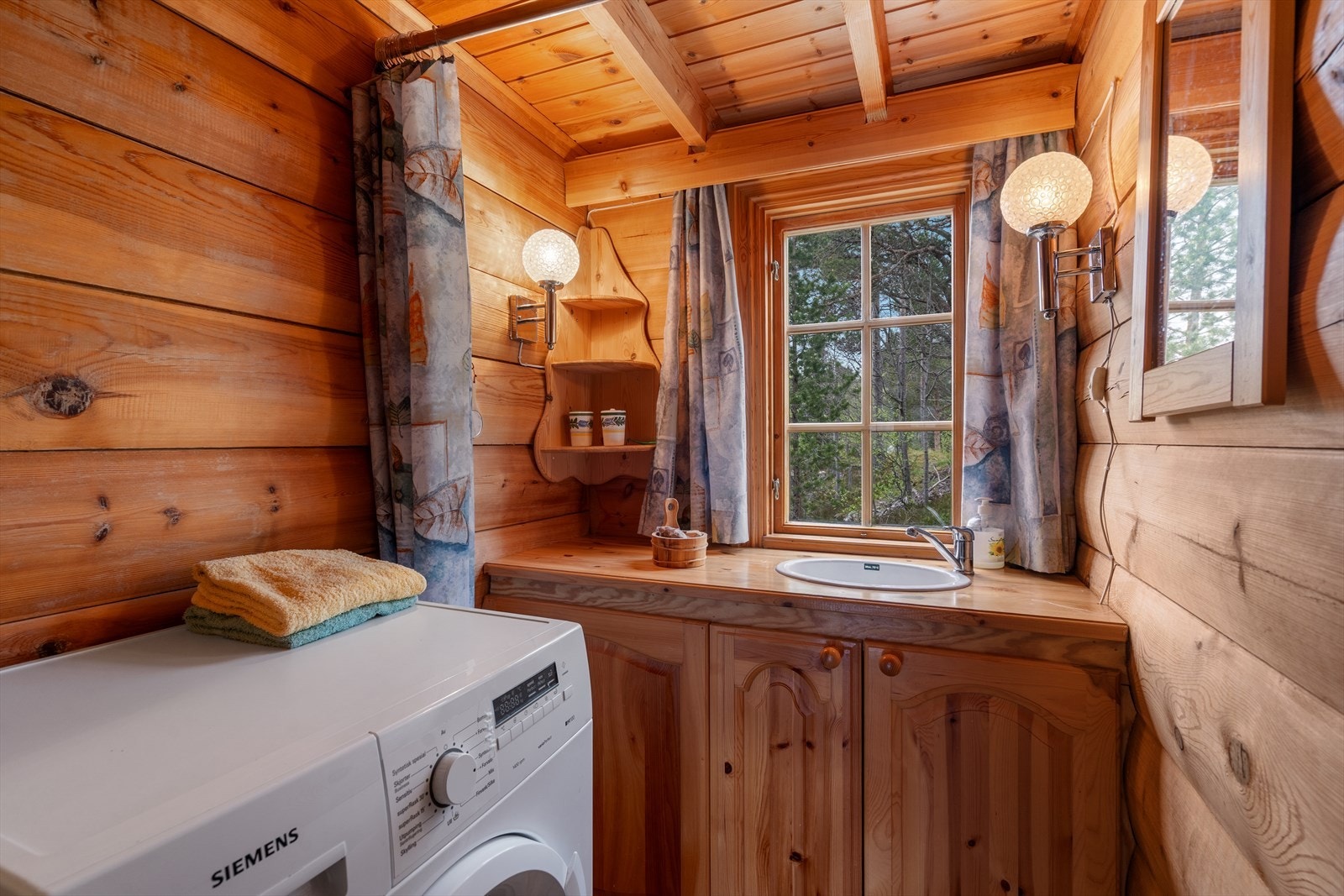 Omkledningsrom med servant og oppl. til vaskemaskin Galleribilde