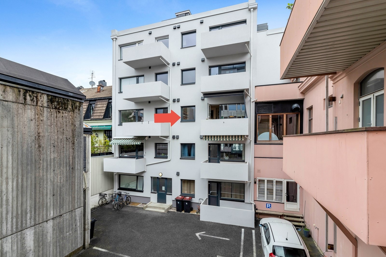 Leiligheten har trivelig sydvestvendt veranda Galleribilde