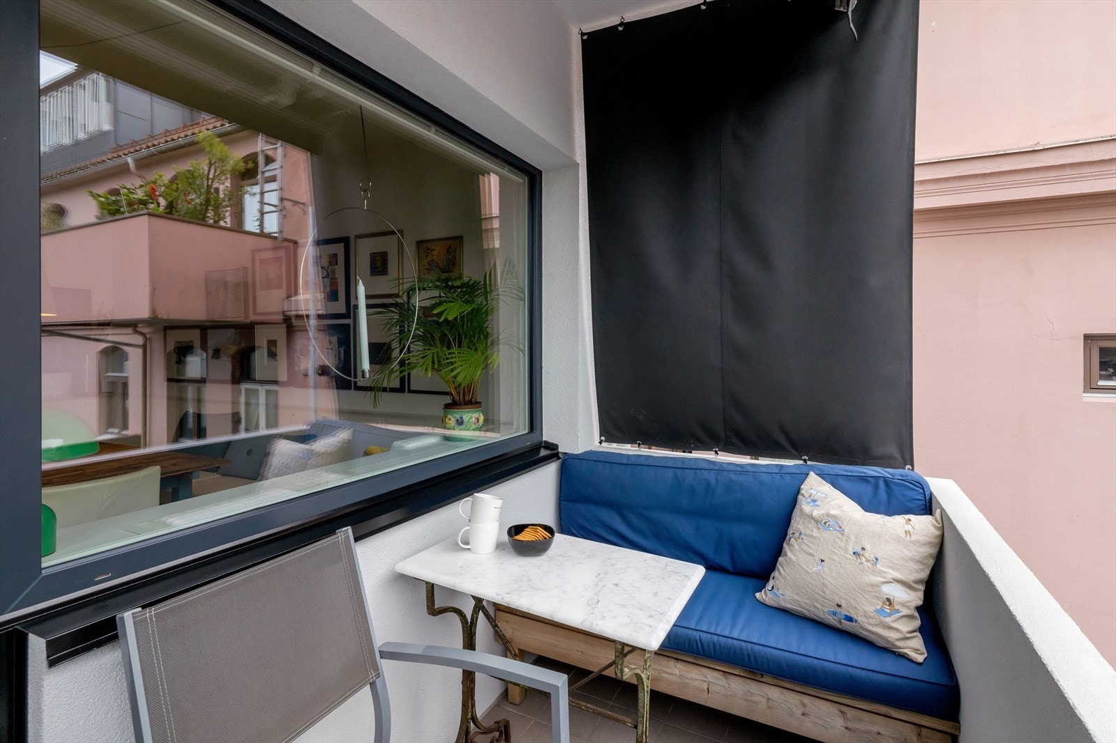 Trivelig sydvestvendt veranda mot bakgården Galleribilde